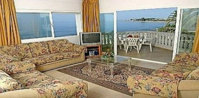 Middle Floor Apartment Cortijo Blanco Málaga - image 2
