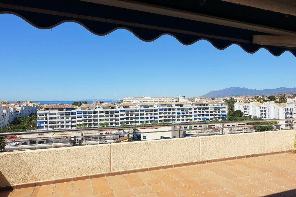 Top Floor Apartment Puerto Banús Málaga - image 2