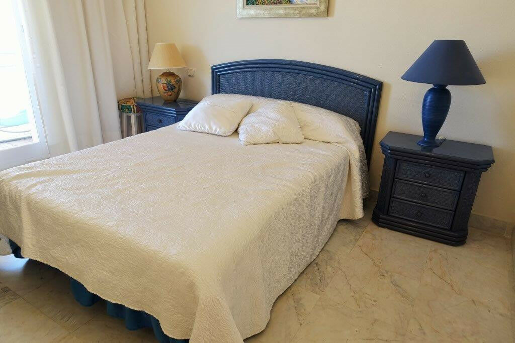Top Floor Apartment Puerto Banús Málaga - image 5