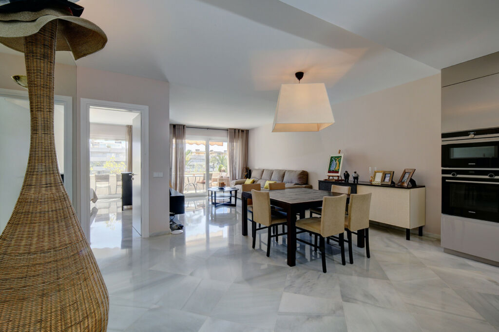 Middle Floor Apartment Nueva Andalucía Málaga - image 3
