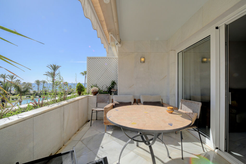 Middle Floor Apartment Nueva Andalucía Málaga - image 5