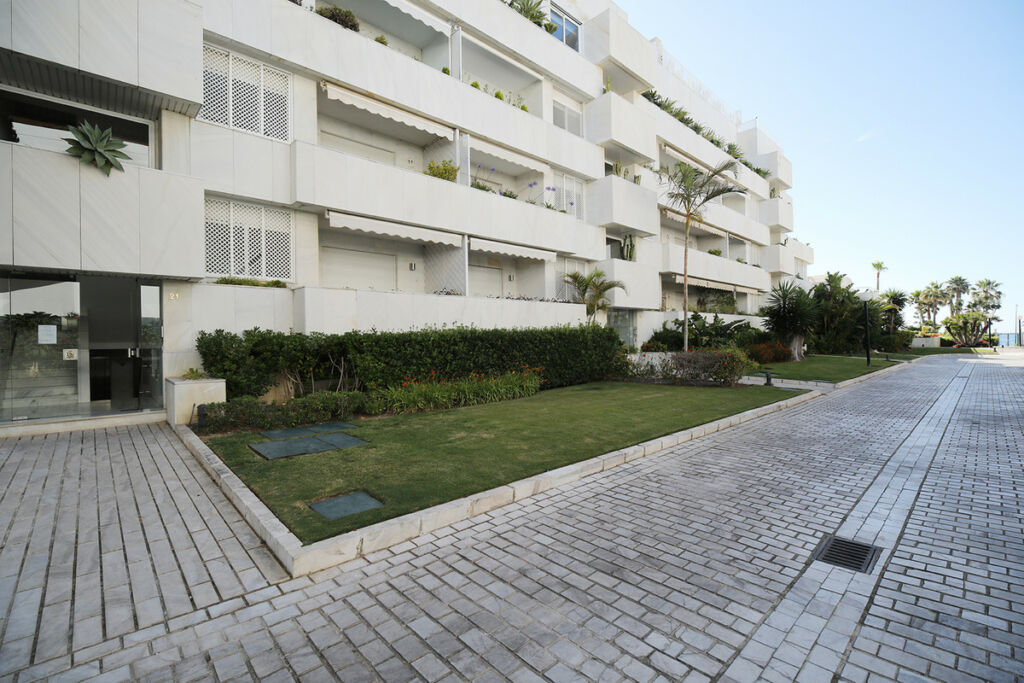 Middle Floor Apartment Nueva Andalucía Málaga - image 8