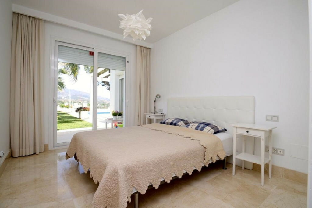 Detached Villa Las Brisas Málaga - image 10