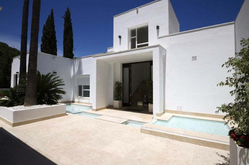 Detached Villa Las Brisas Málaga - image 3