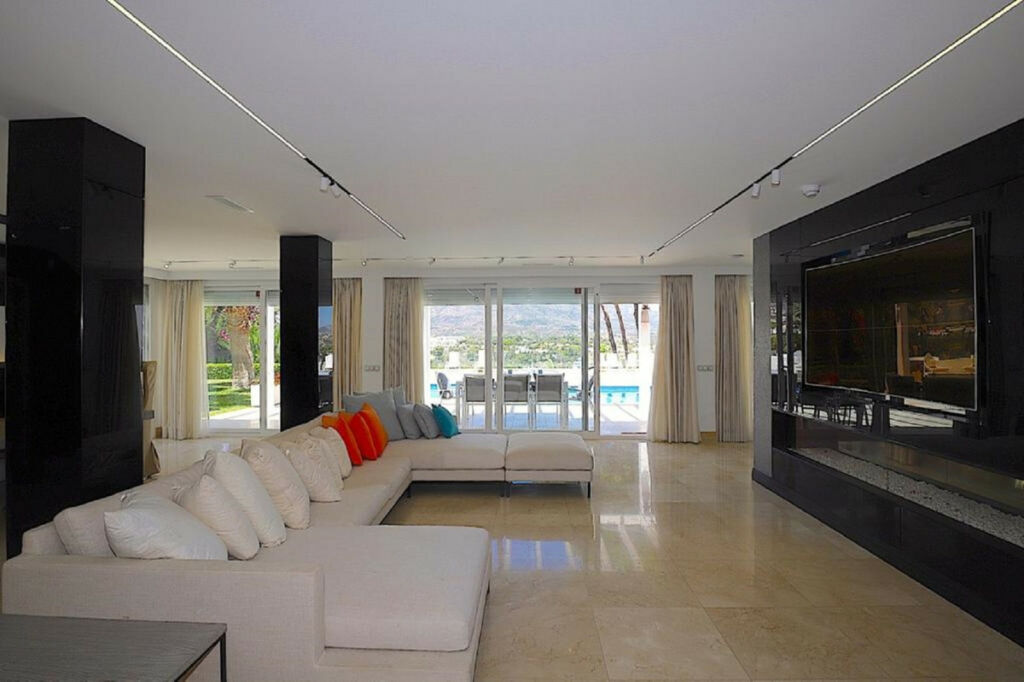 Detached Villa Las Brisas Málaga - image 4