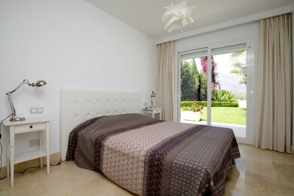 Detached Villa Las Brisas Málaga - image 9