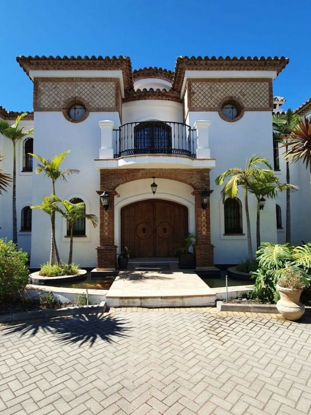 Detached Villa Benahavís Málaga - image 2