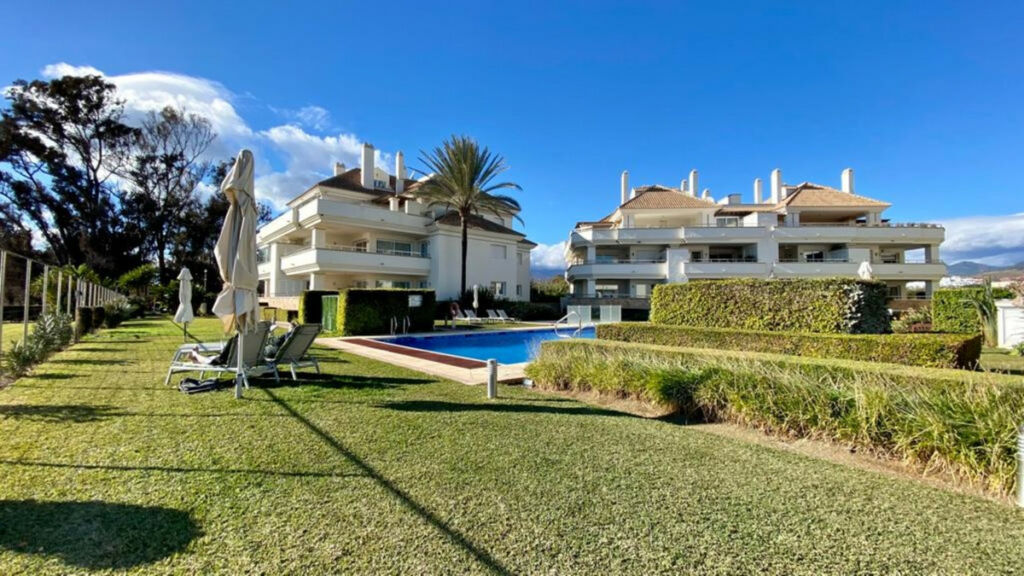 Top Floor Apartment Estepona Málaga - image 2
