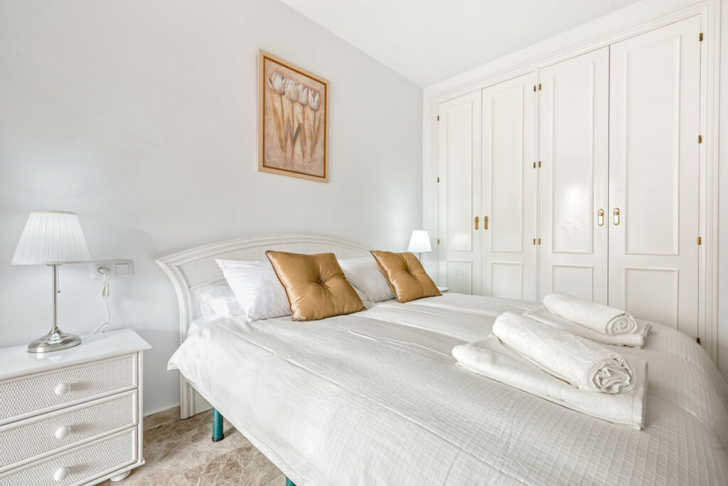 Middle Floor Apartment Calahonda Málaga - image 10
