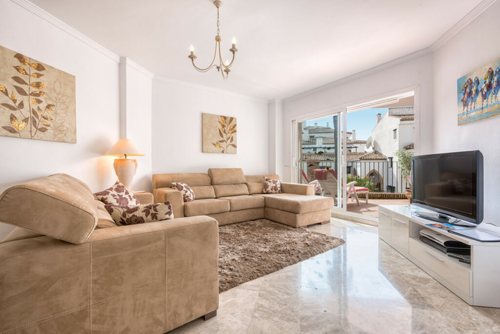 Middle Floor Apartment Calahonda Málaga - image 3