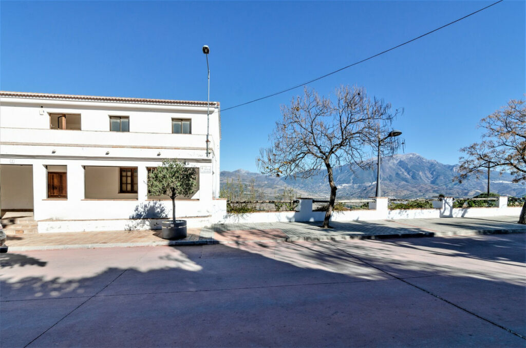 Detached Villa La Viñuela Málaga - image 4