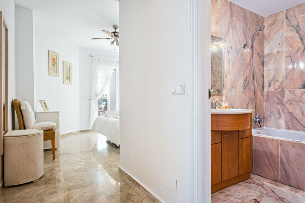 Middle Floor Apartment Calahonda Málaga - image 4
