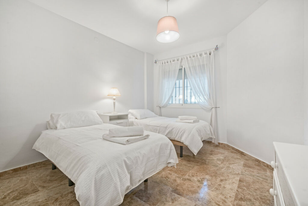 Middle Floor Apartment Calahonda Málaga - image 5