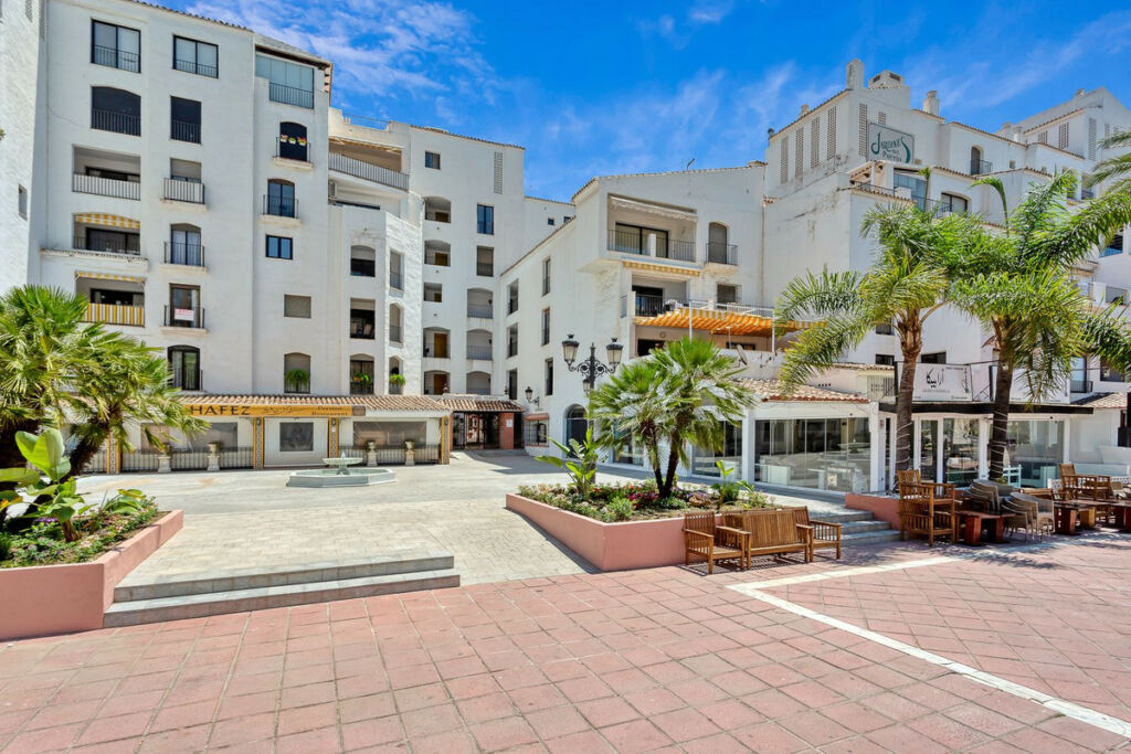 Ground Floor Apartment Puerto Banús Málaga - image 2
