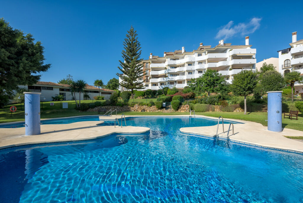 Middle Floor Apartment Calahonda Málaga - image 13