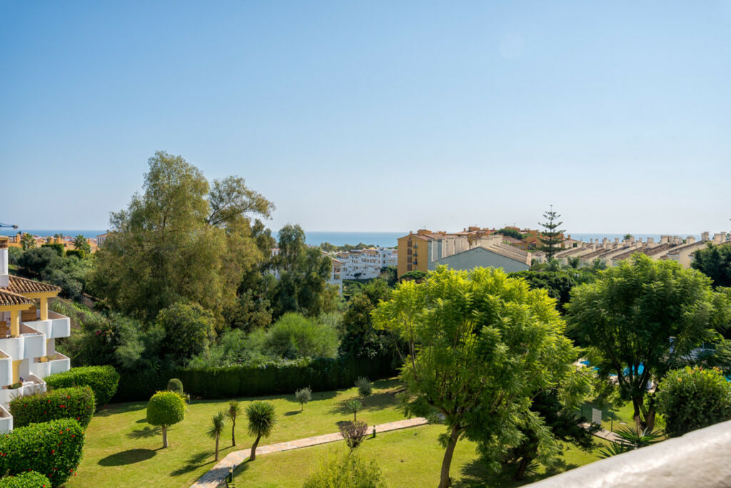 Middle Floor Apartment Calahonda Málaga - image 15