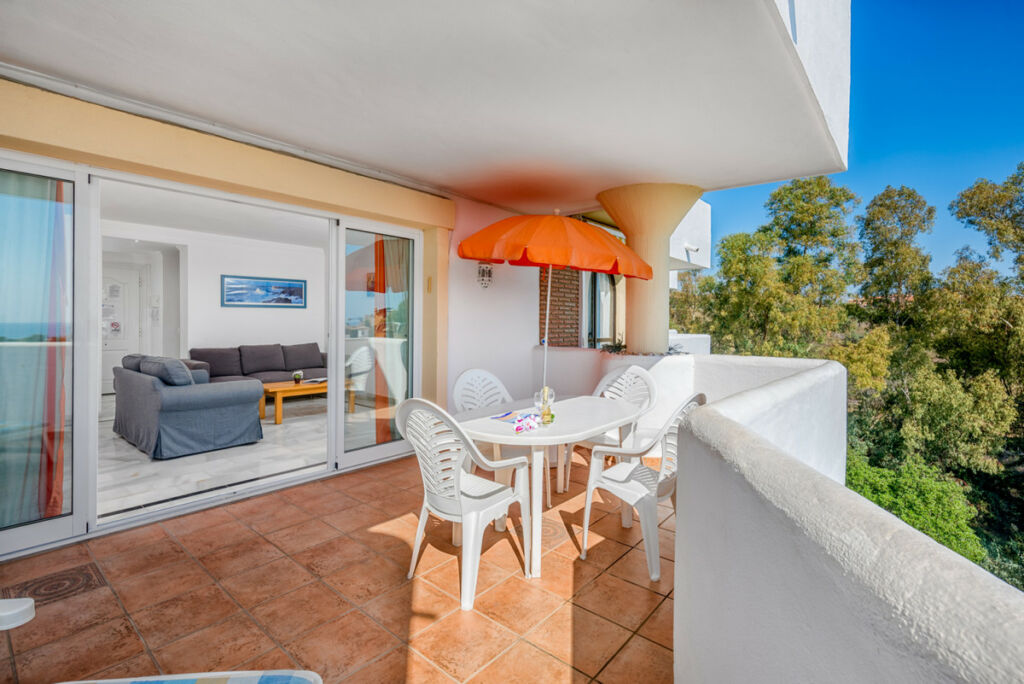 Middle Floor Apartment Calahonda Málaga - image 2
