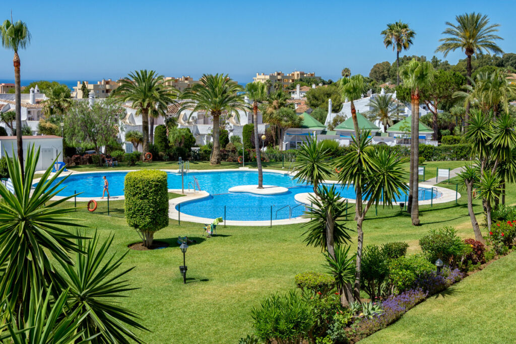 Middle Floor Apartment Calahonda Málaga - image 2