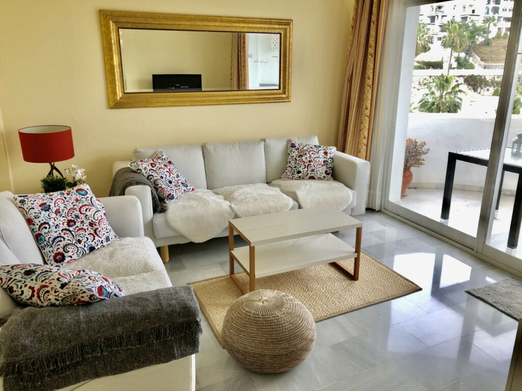 Middle Floor Apartment Calahonda Málaga - image 2