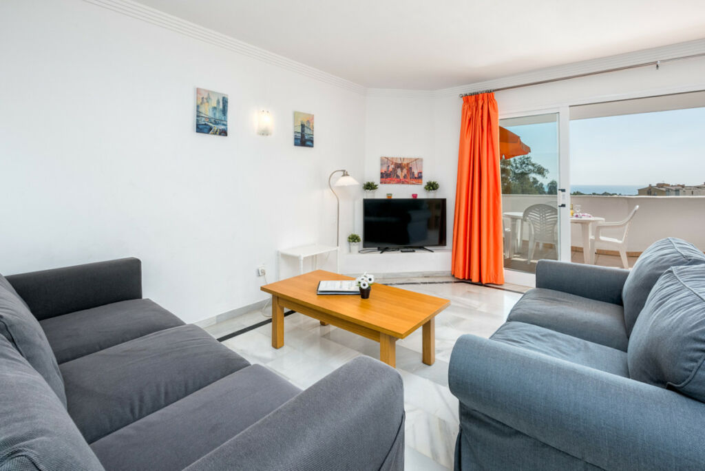 Middle Floor Apartment Calahonda Málaga - image 3