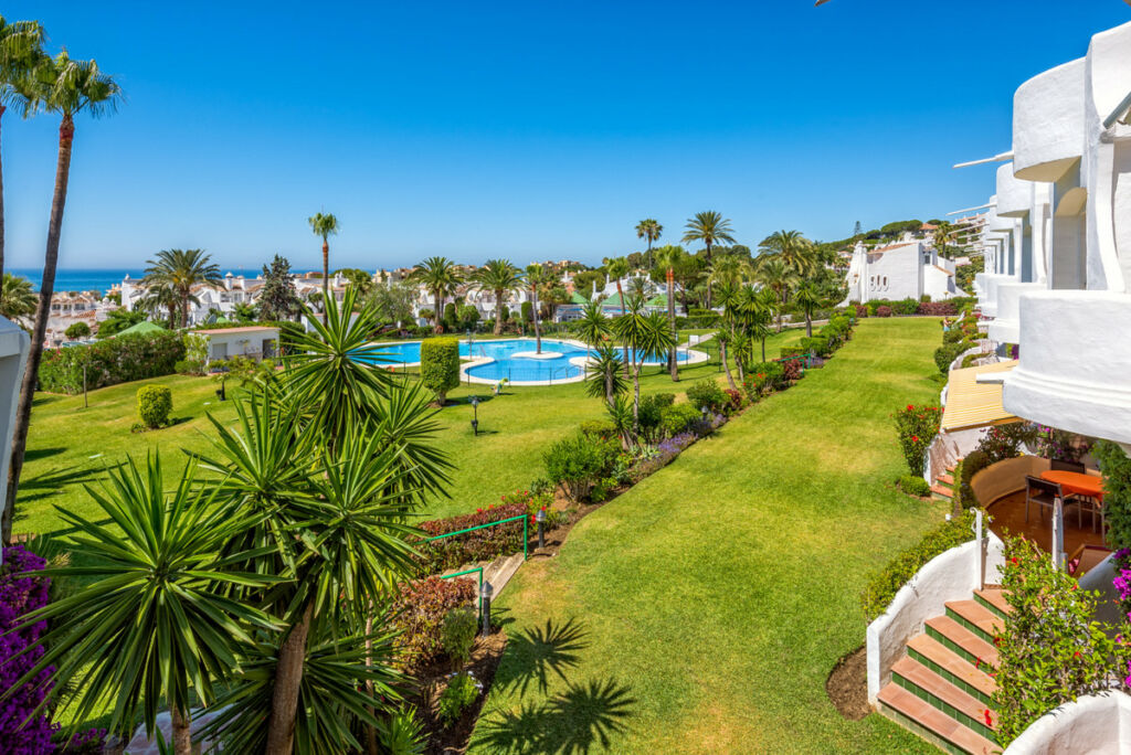 Middle Floor Apartment Calahonda Málaga - image 3