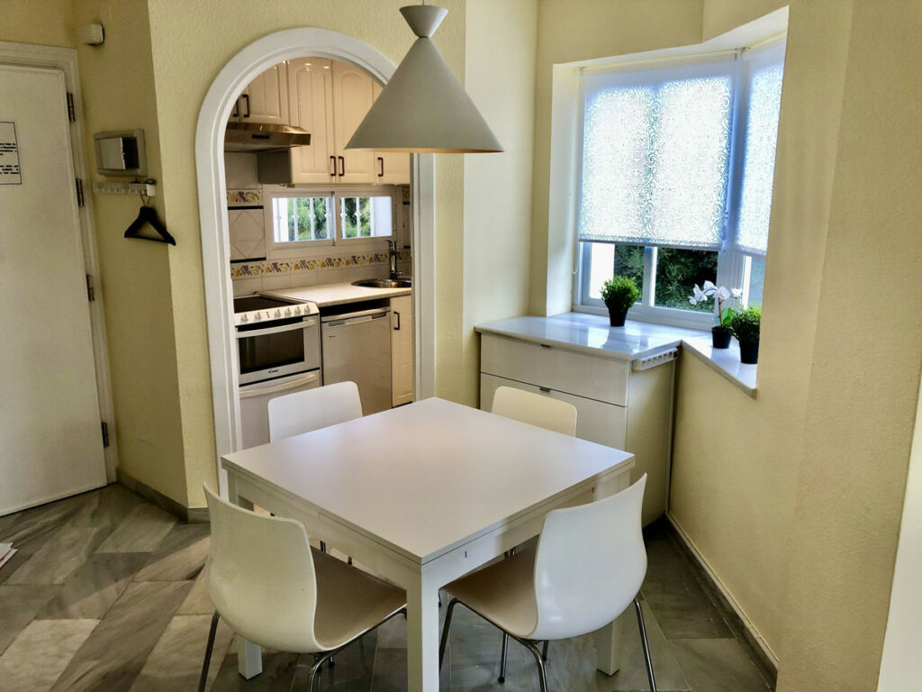 Middle Floor Apartment Calahonda Málaga - image 4