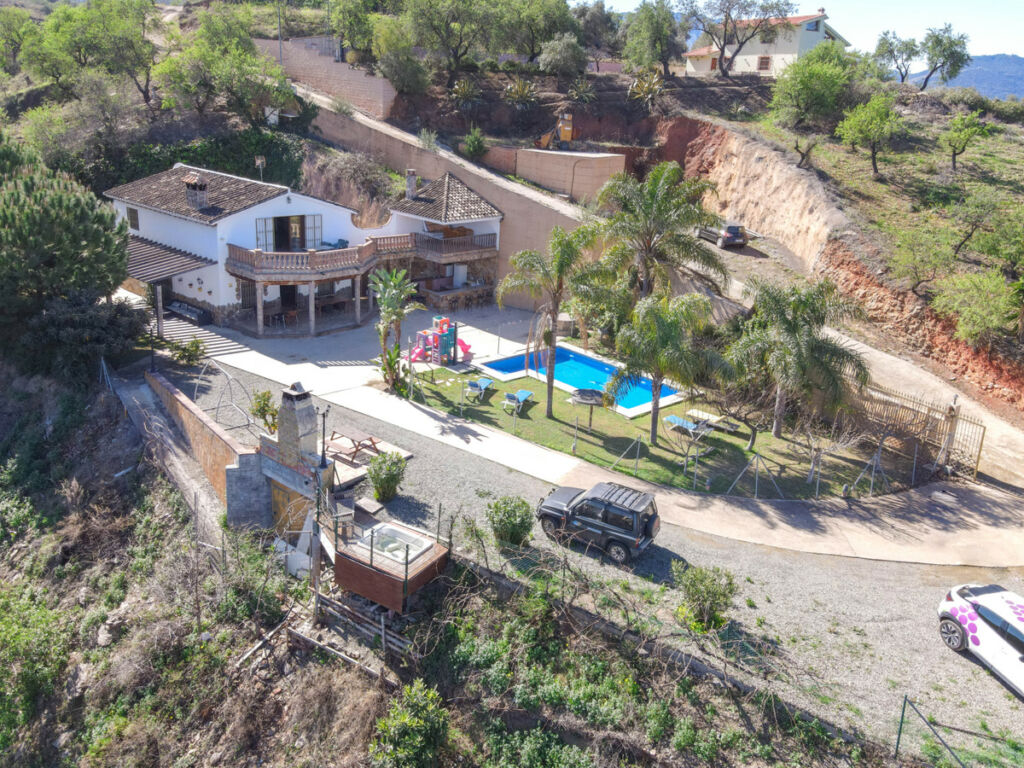 Detached Villa Guaro Málaga - image 4