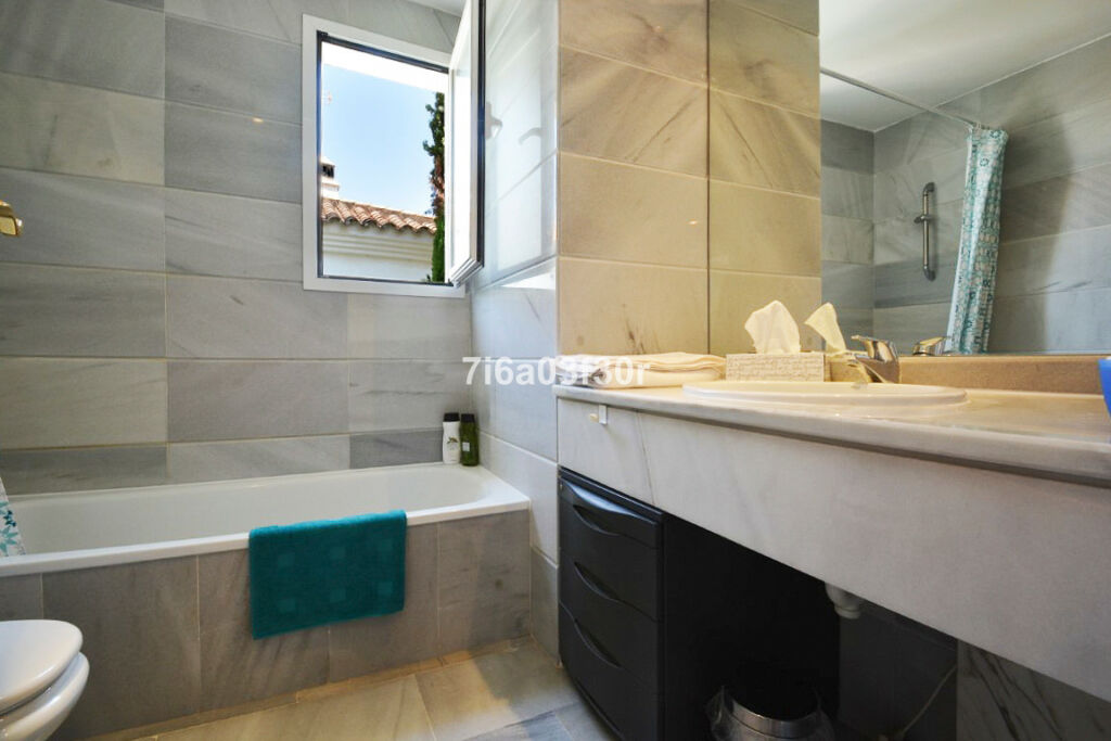 Townhouse Guadalmina Alta Málaga - image 14