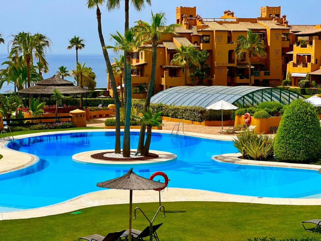 Middle Floor Apartment New Golden Mile Málaga - image 2