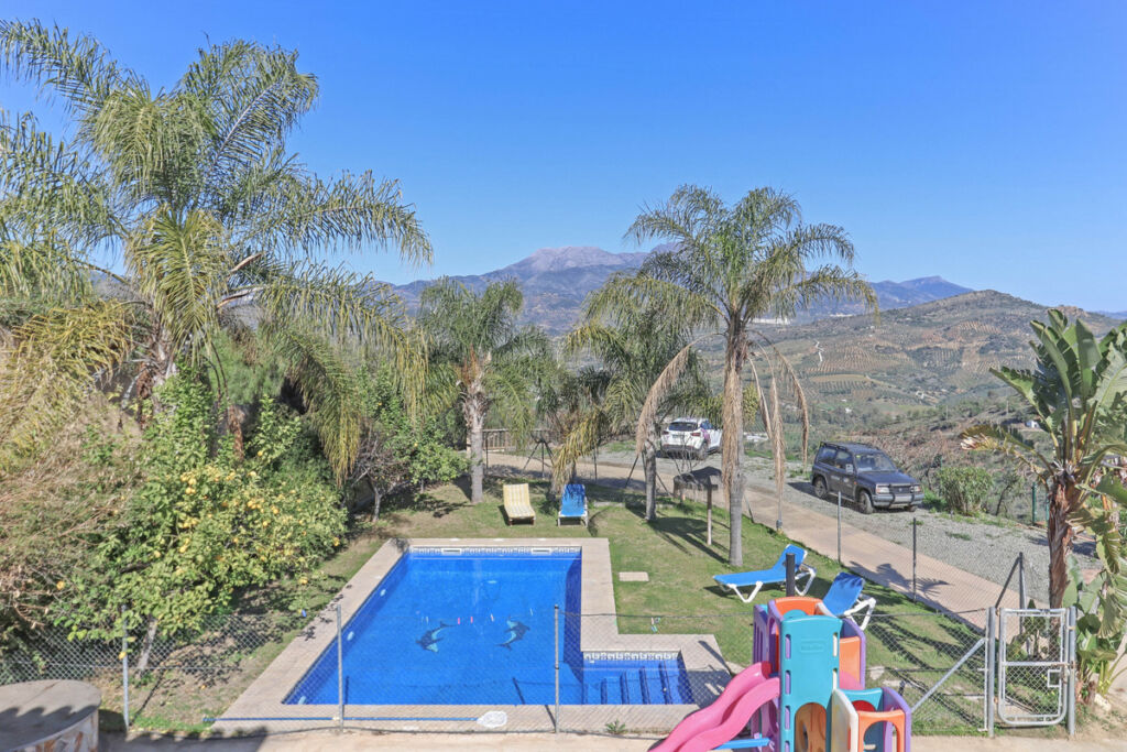 Detached Villa Guaro Málaga - image 2