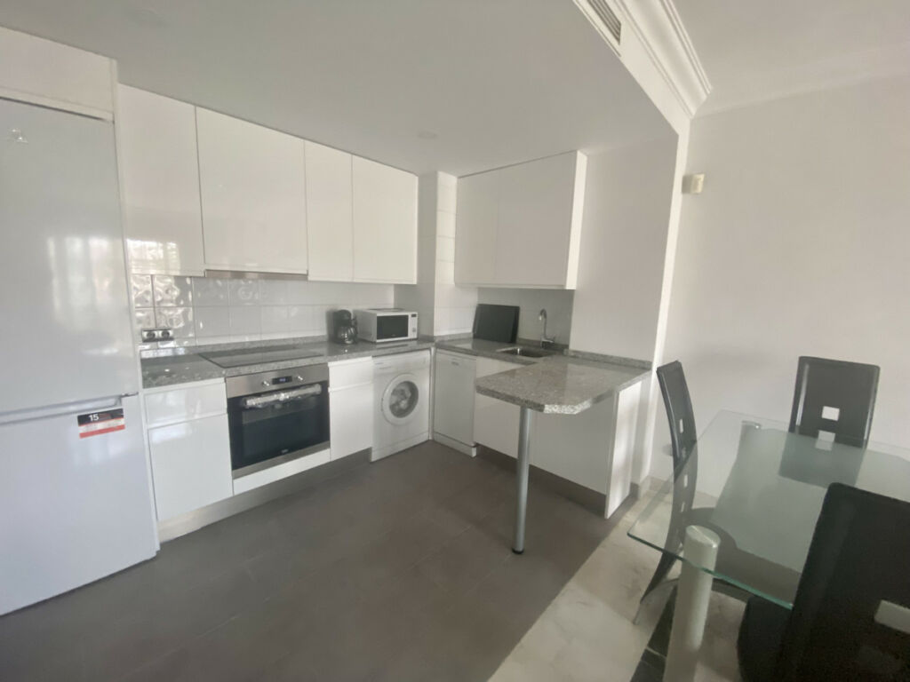 Middle Floor Apartment Puerto Banús Málaga - image 2