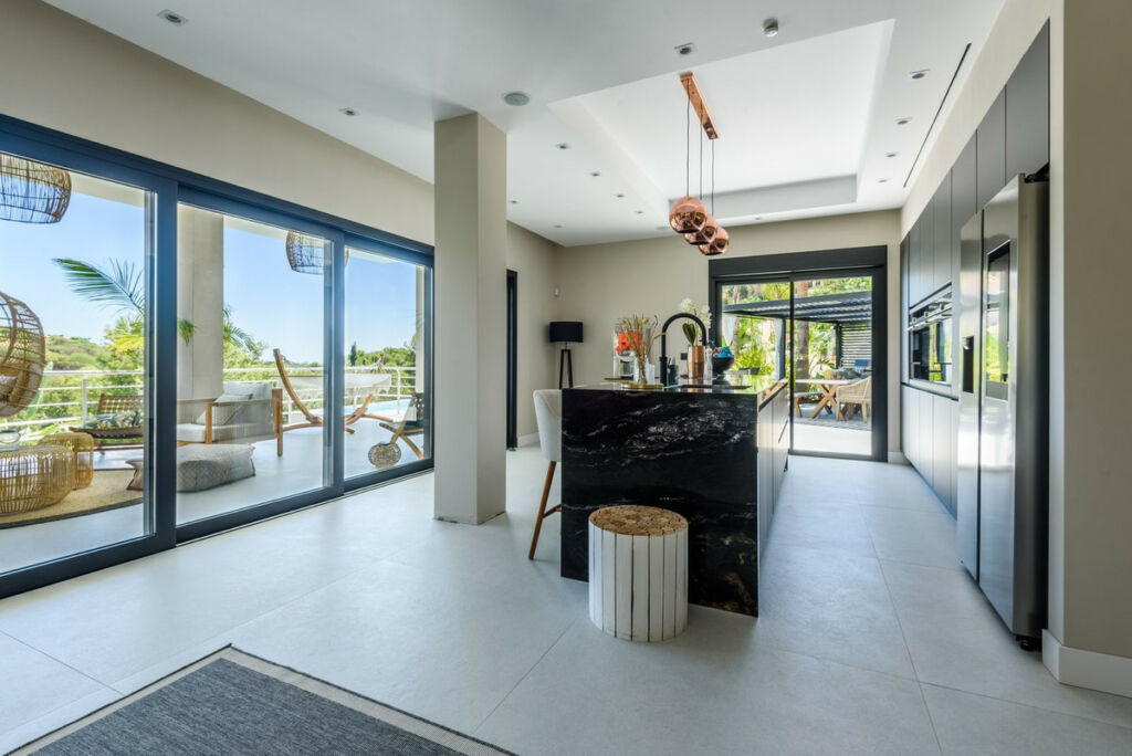 Detached Villa Elviria Málaga - image 3