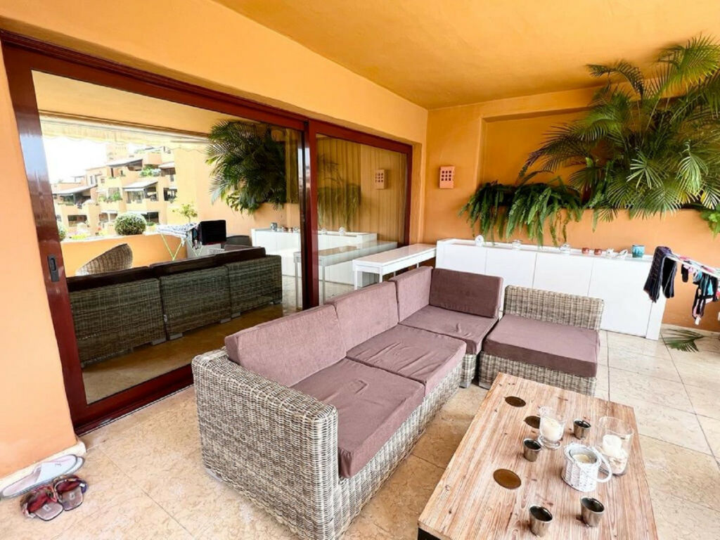 Middle Floor Apartment New Golden Mile Málaga - image 4