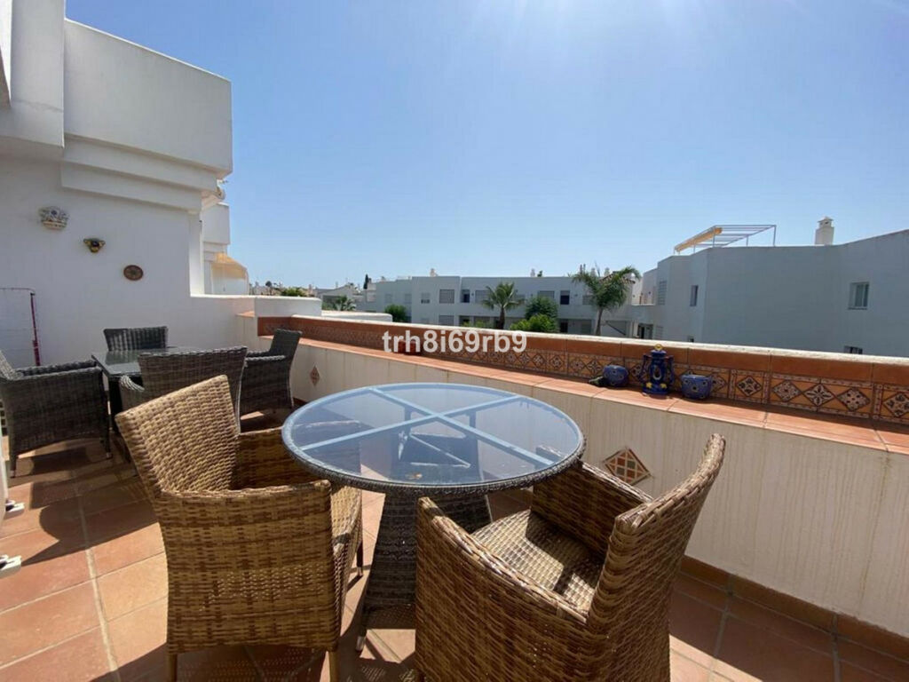 Top Floor Apartment El Paraiso Málaga - image 5