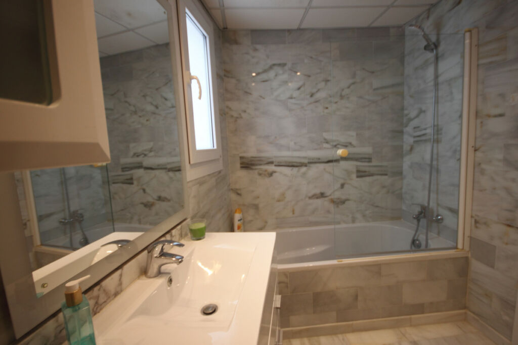 Middle Floor Apartment Nueva Andalucía Málaga - image 12