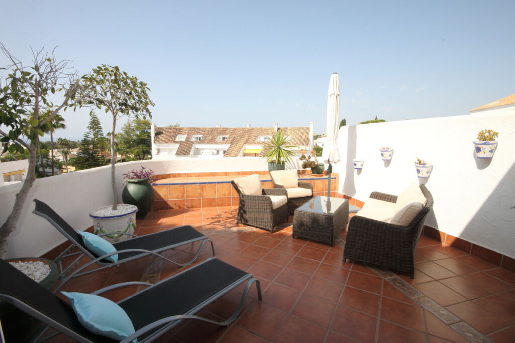 Middle Floor Apartment Nueva Andalucía Málaga - image 15