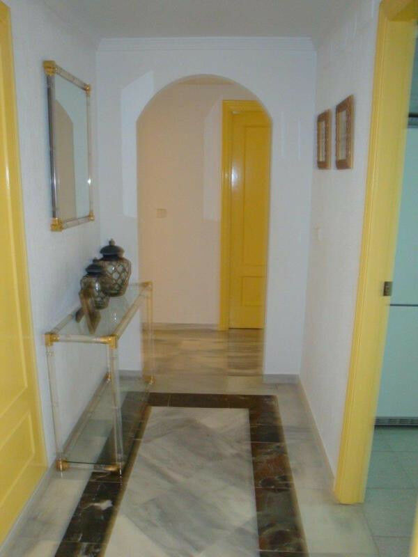 Middle Floor Apartment Nueva Andalucía Málaga - image 2