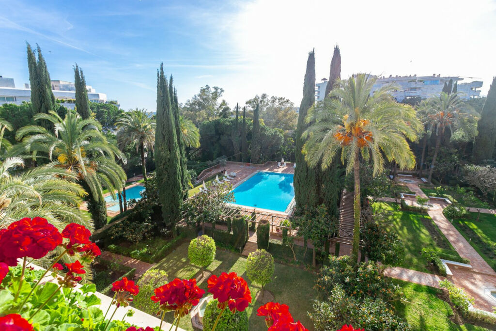 Middle Floor Apartment Marbella Málaga - image 2