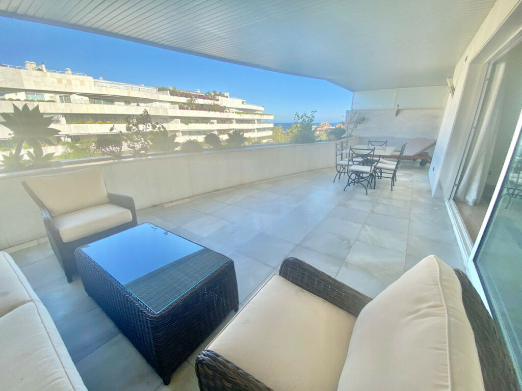 Middle Floor Apartment Puerto Banús Málaga - image 2