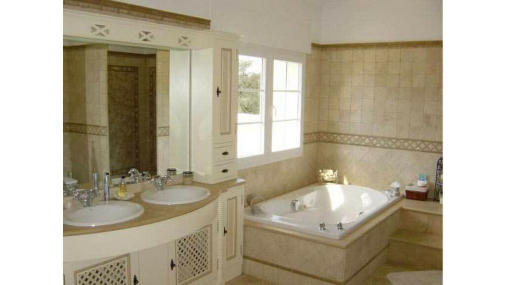 Detached Villa San Roque Club Cádiz - image 28