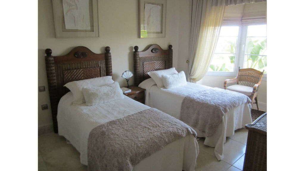Detached Villa San Roque Club Cádiz - image 30