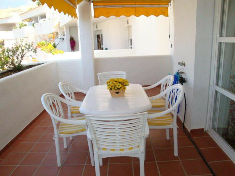 Middle Floor Apartment Nueva Andalucía Málaga - image 3