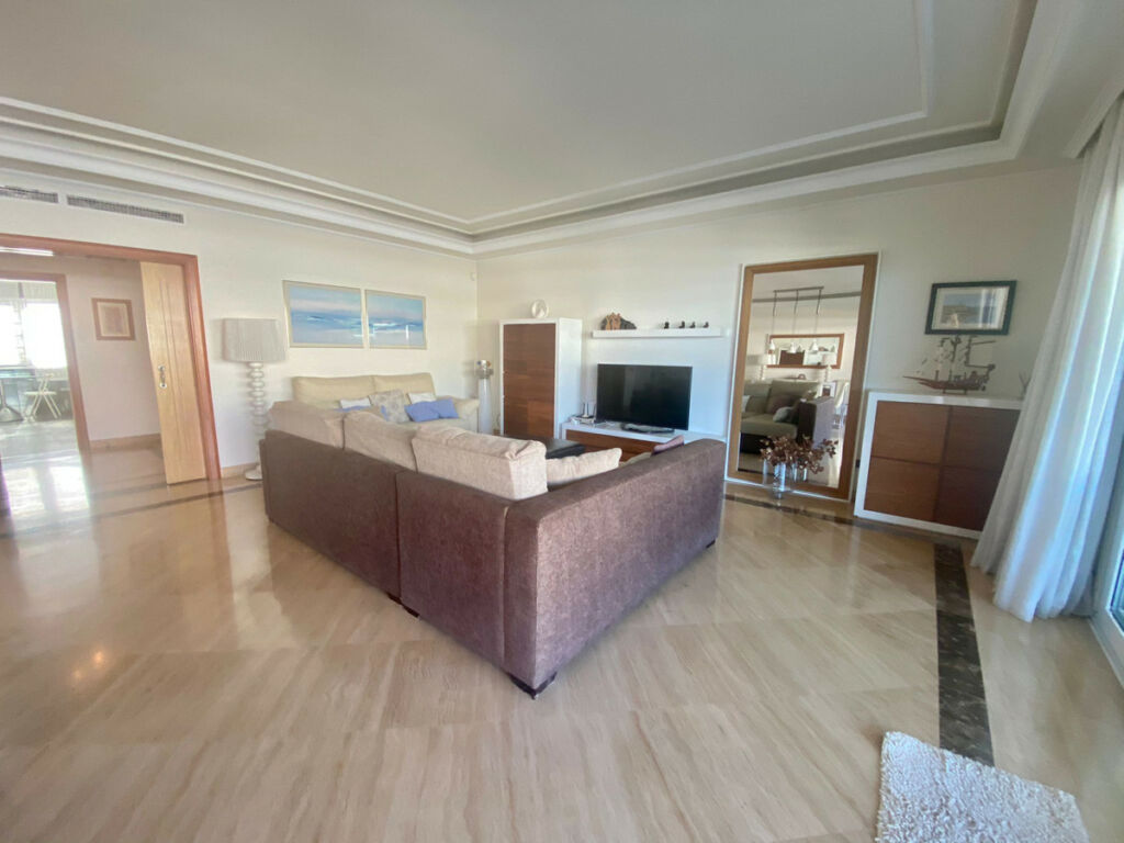 Middle Floor Apartment Puerto Banús Málaga - image 3