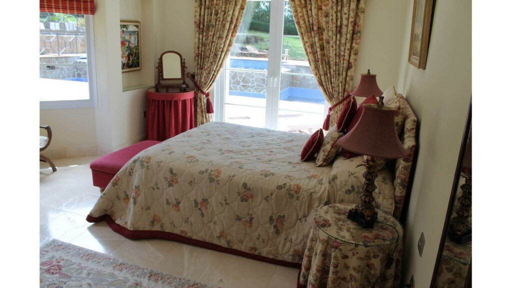 Detached Villa San Roque Club Cádiz - image 32