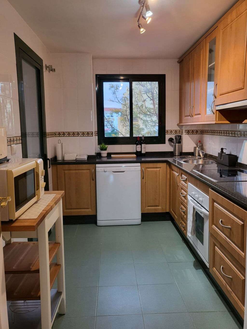 Middle Floor Apartment Selwo Málaga - image 5