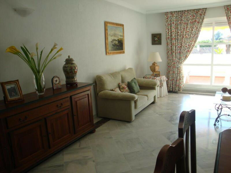 Middle Floor Apartment Nueva Andalucía Málaga - image 6