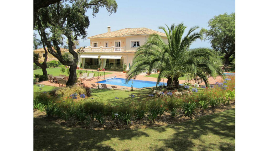 Detached Villa San Roque Club Cádiz - image 9