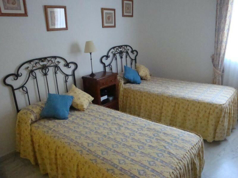 Middle Floor Apartment Nueva Andalucía Málaga - image 7