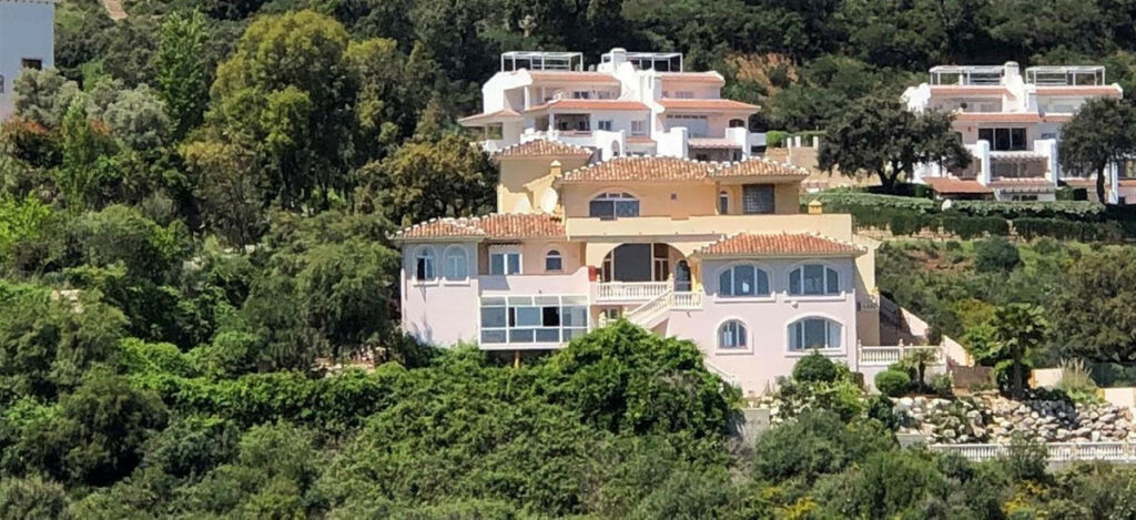 Detached Villa La Mairena Málaga - image 2