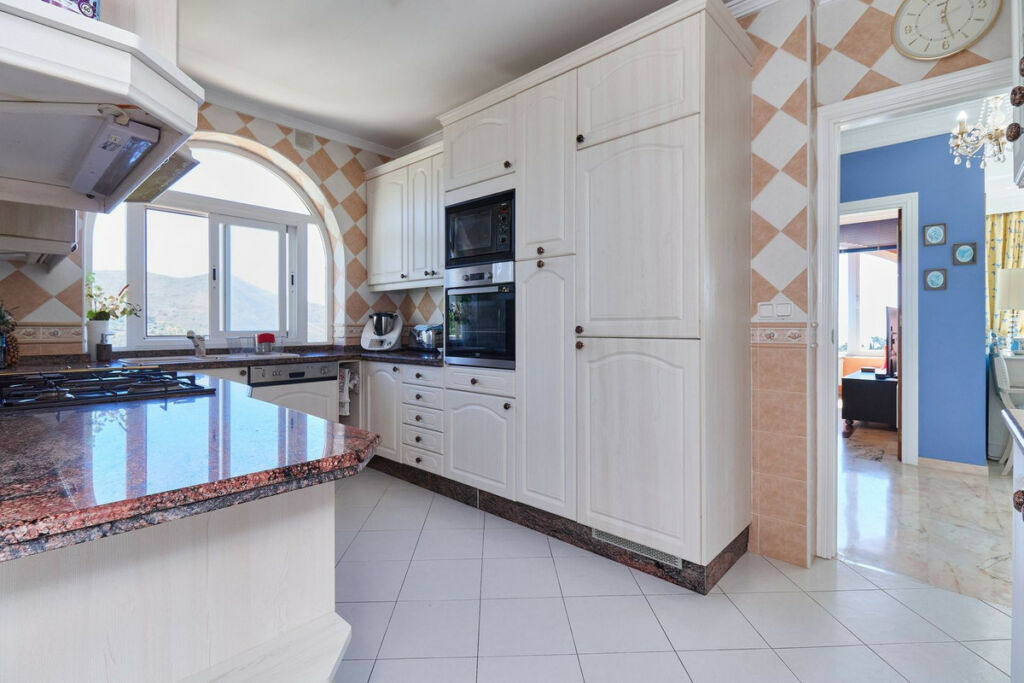 Detached Villa La Mairena Málaga - image 4